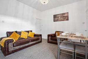 sala de estar con sofá y mesa en Staywhenever LS- 4 Bedroom House, King Size Beds, Sleeps 9, en Stoke on Trent