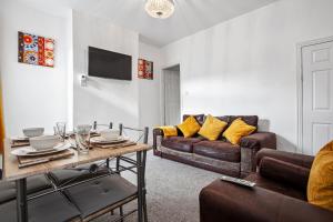 sala de estar con sofá y mesa en Staywhenever LS- 4 Bedroom House, King Size Beds, Sleeps 9, en Stoke on Trent