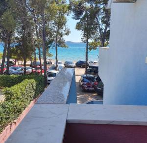 una vista sull'oceano da un balcone di una casa di Apartman Noa a Jadrija