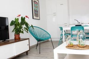 salon z dwoma akwariami na stole w obiekcie Apartamento Aguaviva, tu lugar al lado del Océano w Costa Teguise