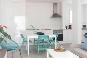 kuchnia i salon ze stołem i krzesłami w obiekcie Apartamento Aguaviva, tu lugar al lado del Océano w Costa Teguise