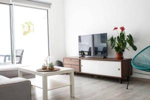Telewizja i/lub zestaw kina domowego w obiekcie Apartamento Aguaviva, tu lugar al lado del Océano