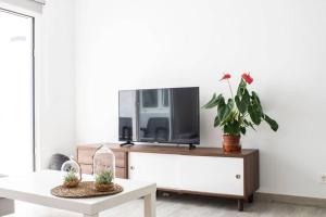 TV a/nebo společenská místnost v ubytování Apartamento Aguaviva, tu lugar al lado del Océano