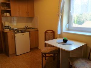 Kuchyň nebo kuchyňský kout v ubytování Apartman Mercédesz II.