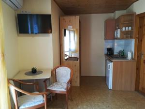 Kuchyň nebo kuchyňský kout v ubytování Apartman Mercédesz II.