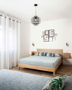 Schlafzimmer mit einem Bett und einem Kronleuchter in der Unterkunft Panta Rei in Alghero