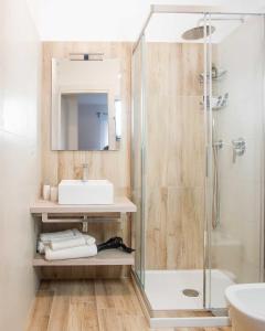 ein Bad mit einer Dusche und einem Waschbecken in der Unterkunft Panta Rei in Alghero