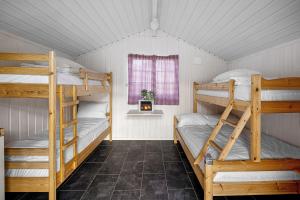 Poschodová posteľ alebo postele v izbe v ubytovaní Ulvik Camping