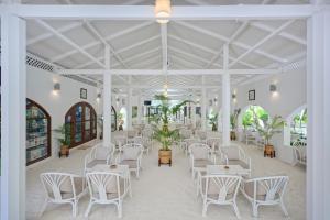 En restaurang eller annat matställe på Embudu Village Resort