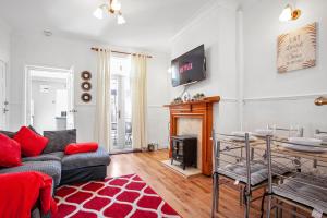 ein Wohnzimmer mit einem Sofa und einem Tisch in der Unterkunft Staywhenever MS- 4 Bedroom House, King Size Beds, Sleeps 9 in Stoke on Trent