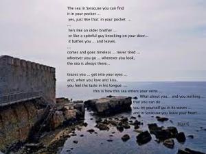 Una pagina di una poesia con una foto dell'oceano di COME A CASA a Siracusa