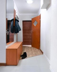 uma sala de vestir com um armário de madeira e uma porta em Apartament Deluxe Arcon Double em Siemianowice Śląskie