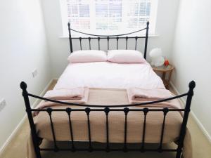 Posteľ alebo postele v izbe v ubytovaní Holiday house within 5 min walk from Bracklesham Bay beach