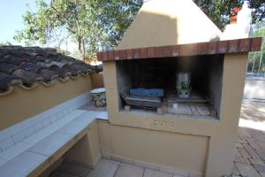 un horno de pizza al aire libre en la parte superior de un patio en Abruzzo - Teramo tra Mare e Monti con piscina, en Teramo