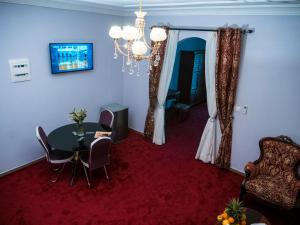 En tv och/eller ett underhållningssystem på Relaxe Palace Hotel