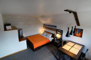 um quarto com uma cama, uma secretária e uma mesa em Apartment 5A em Kaunas