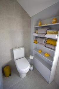 uma casa de banho com um WC branco e toalhas em Holllie View em Enniskillen