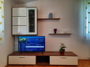 a flat screen tv sitting on top of a cabinet at Apartment Katarina in Vodnjan