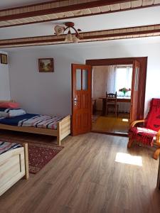DobrowodyにあるAgroturystyka Leśny Zakątekのベッドルーム1室(ベッド2台付)、テーブル1台が備わります。