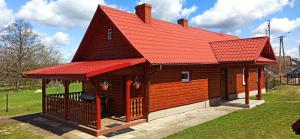 DobrowodyにあるAgroturystyka Leśny Zakątekの赤い屋根の大犬小屋(ポーチ付)