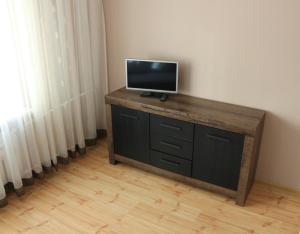 a flat screen tv sitting on top of a dresser at Apartament 2-pokojowy in Ustka