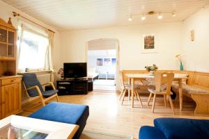 a living room with a blue couch and a table at Sportland Inn in Unterpeischlach
