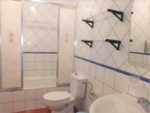 a bathroom with a toilet and a shower and a sink at casa mariposa in Playa de Santiago