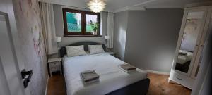 a small bedroom with a bed and a window at Apartament Bystrzyca Kłodzka in Bystrzyca Kłodzka
