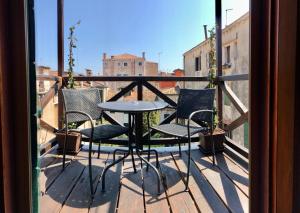 a balcony with a table and chairs on a balcony at B&B Patatina in Venice