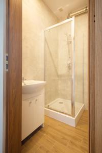 y baño con ducha, lavabo y aseo. en Royal Aparthotel Piotrkowska 33 en Lodz