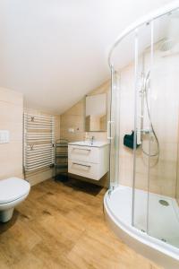 シュチルクにあるPolana Sucheのシャワー、トイレ、洗面台を備えたバスルーム