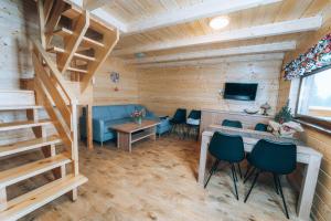 Habitación con escalera, mesa y sillas en Polana Suche, en Szczyrk