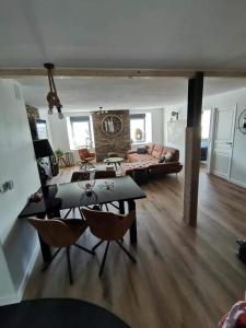 Posezení v ubytování Loft 100m2 neuf entièrement équipée