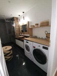 Kuchyň nebo kuchyňský kout v ubytování Loft 100m2 neuf entièrement équipée