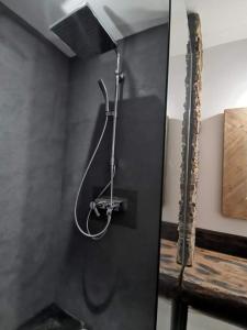 um chuveiro numa casa de banho com uma parede preta em Loft 100m2 neuf entièrement équipée em Callac