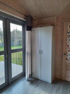 an empty room with a door and windows at Mi Casa En Paczyno in Lubawka