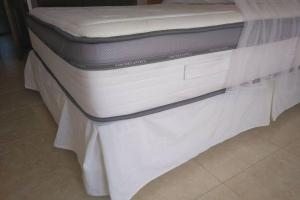 A bed or beds in a room at LA PITA- Terraza con vistas al mar & parking, a 1 min de la playa