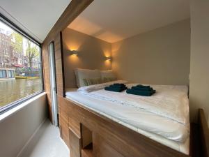 sypialnia z dużym łóżkiem na łodzi w obiekcie Houseboat Sophia w Amsterdamie