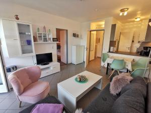 un salon avec un canapé et une table dans l'établissement Nordseegras, à Horumersiel