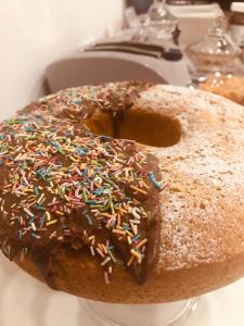 einen Donut mit Streuseln auf einem Kuchen in der Unterkunft Boutique Hotel Palazzo Corso Umberto in Boiano