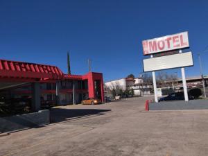 una señal de motel frente a un estacionamiento en Time Motel, en Nogales