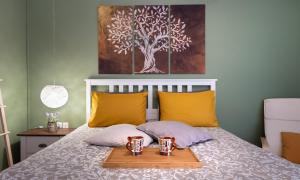 Кровать или кровати в номере Acropolis Apartment with a unique view