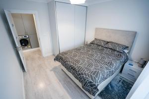 a bedroom with a bed and a door to a hallway at Gabi Apartament in Suceava
