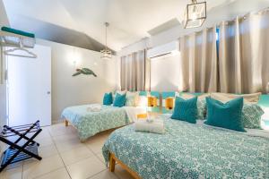 En eller flere senge i et værelse på Villas at Aguada Sea Beach