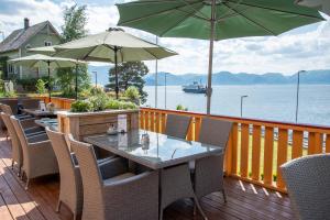 
Ein Restaurant oder anderes Speiselokal in der Unterkunft Lavik Fjord Hotel & Apartments 
