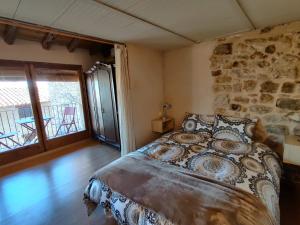 A bed or beds in a room at Loft Apartamento Rural La Fresneda - Casa Vidal