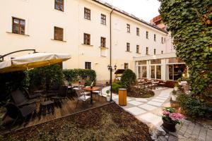 A garden outside BEIGLI Hotel & Garden