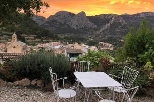 una mesa y sillas en la cima de una montaña en Sky Garden Mallorca - Ca'n Tomeu, en Bunyola