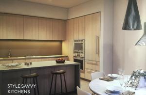 una cucina con isola e tavolo con sedie di HYDE HOUSE 1906 HALLENDER MIAMI a Hollywood