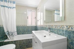 łazienka z umywalką, toaletą i lustrem w obiekcie Villa-Capricho Playa - Zeus w mieście Torrevieja